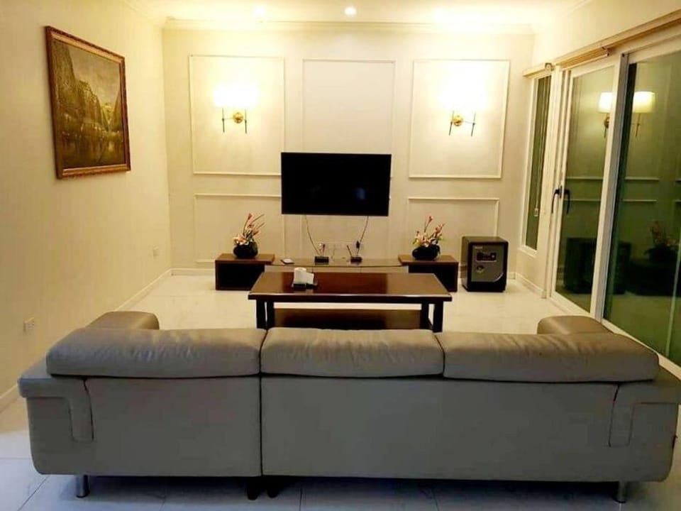 Private, Modern, Cozy, Classy Pool Villa in Clark Villa in Angeles