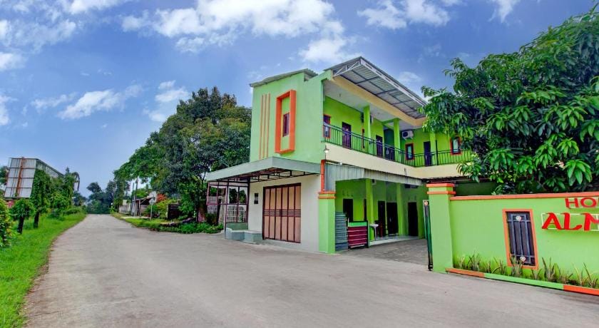 OYO 90760 Almadina Family Homestay Hotel in Indonesia