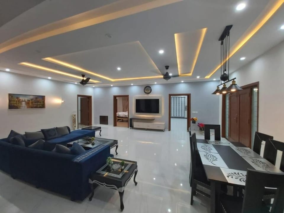 Razi Lounge: 3br Upper portion 1000sqy,WAPDA Town Vacation rental in Lahore