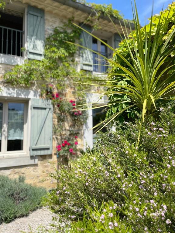 Le Domaine de La Tuilerie - Gîte de charme en bord de rivière avec piscine Apartment in Occitanie