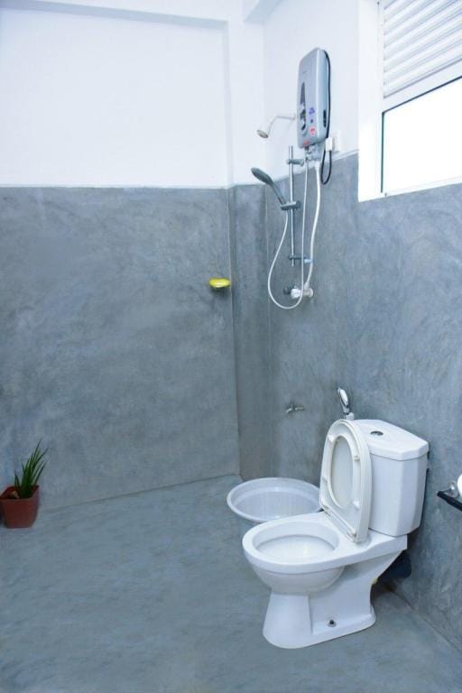 Sanithu Villa - 1 Bedroom Ground Floor A\C Apt Apartment in Hikkaduwa