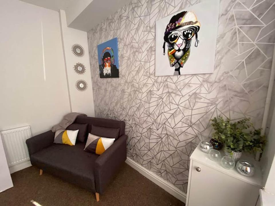Townhouse @ 110 Etruria Vale Road Stoke  Vacation rental in Stoke-on-Trent
