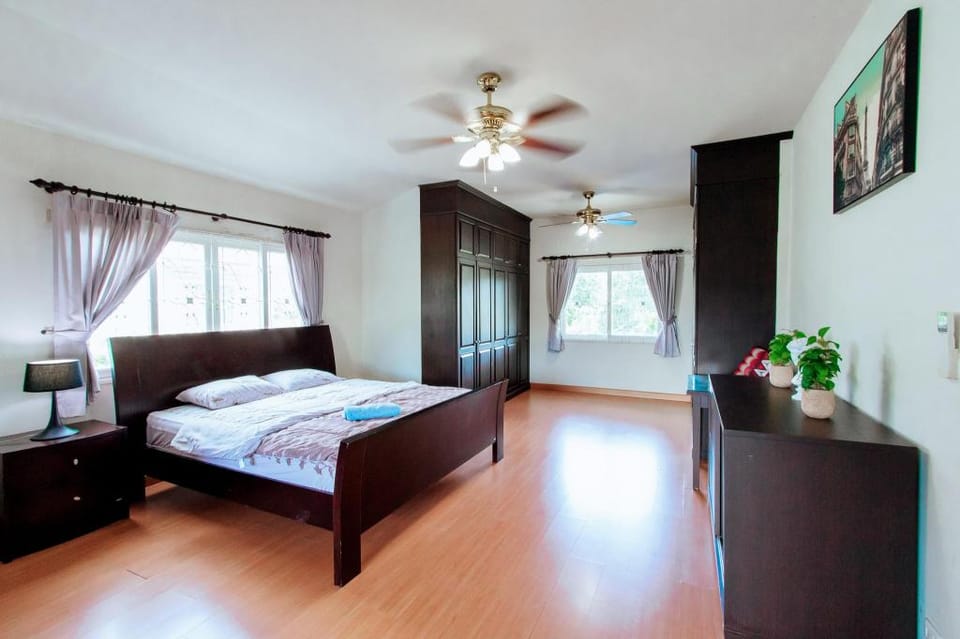 PRIVATE RESIDENCE Hosted   by SASITHORN Villa in Pattaya City