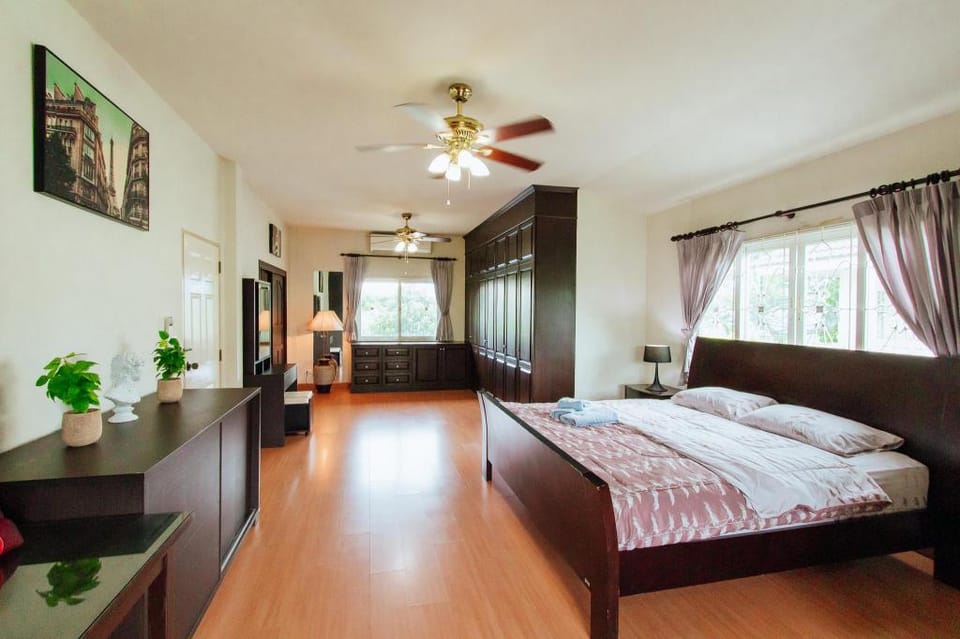 PRIVATE RESIDENCE Hosted   by SASITHORN Villa in Pattaya City