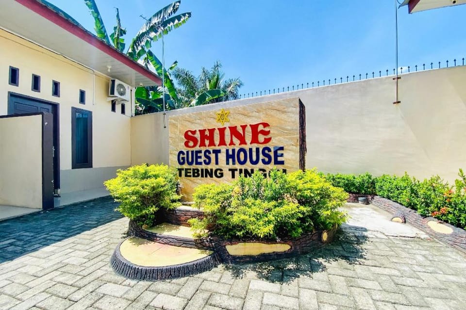 RedDoorz @ Shine Guest House Tebing Tinggi Hotel in Indonesia