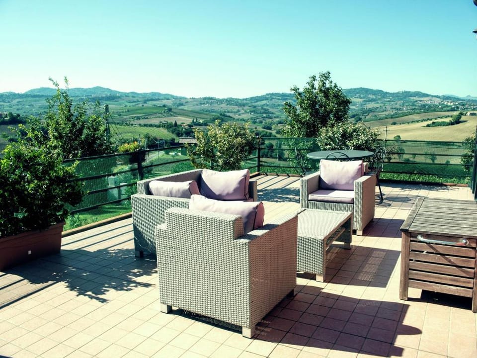 San Marino Poolside Stay Apartment in Marche
