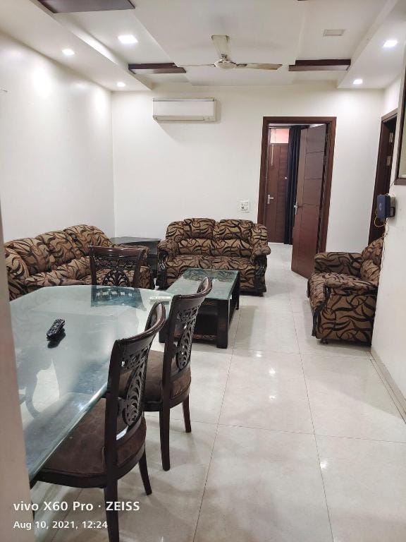 Pleasant 3BR Apartment-Park Facing, Best Location Apartment in New Delhi