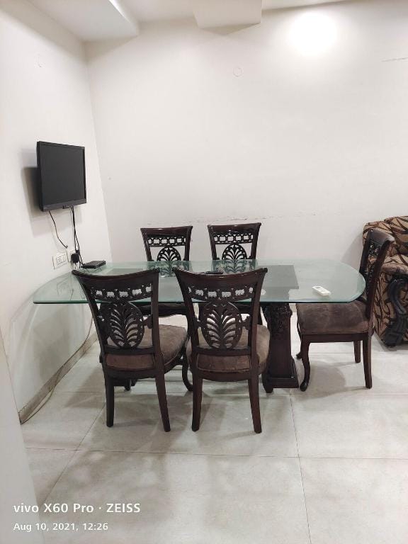 Pleasant 3BR Apartment-Park Facing, Best Location Apartment in New Delhi
