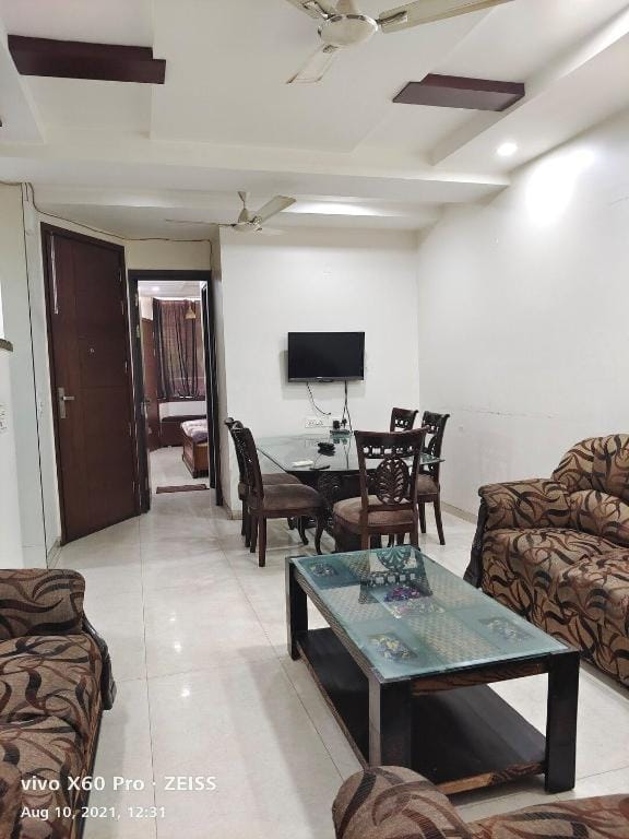 Pleasant 3BR Apartment-Park Facing, Best Location Apartment in New Delhi