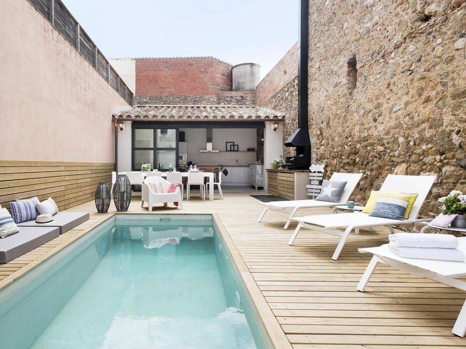 Belvilla by OYO Pink House Vacation rental in Baix Empordà
