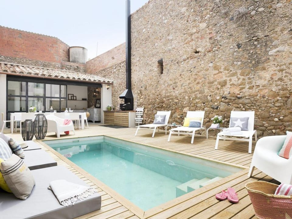 Belvilla by OYO Pink House Vacation rental in Baix Empordà