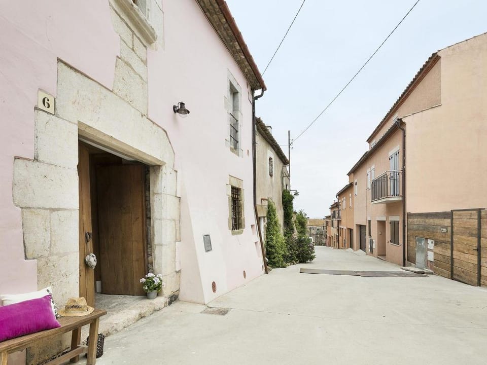 Belvilla by OYO Pink House Vacation rental in Baix Empordà