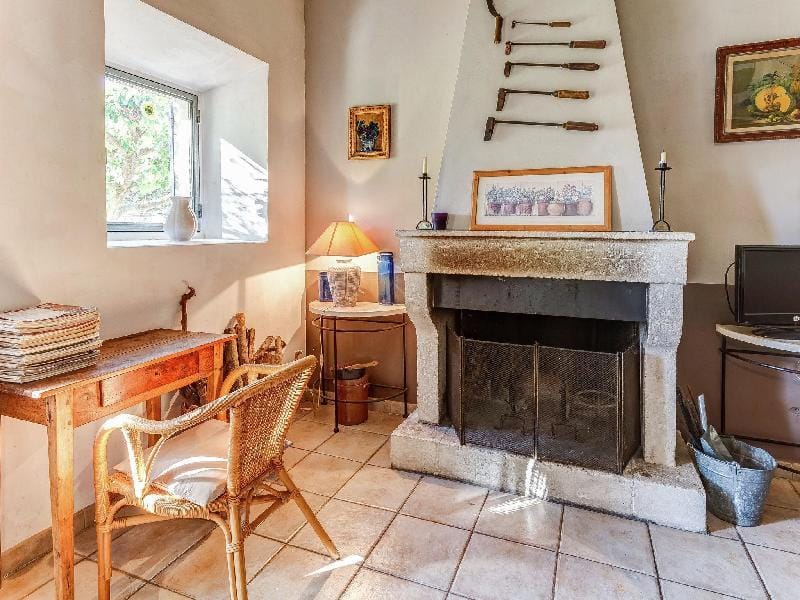Cottage in Oppede amidst Vineyards Vacation rental in Provence-Alpes-Côte d'Azur