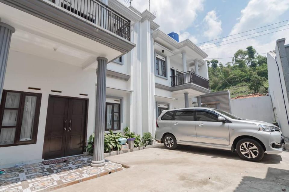 Small Homestay Syariah Sikembar Ciwidey Mitra RedDoorz Vacation rental in West Java