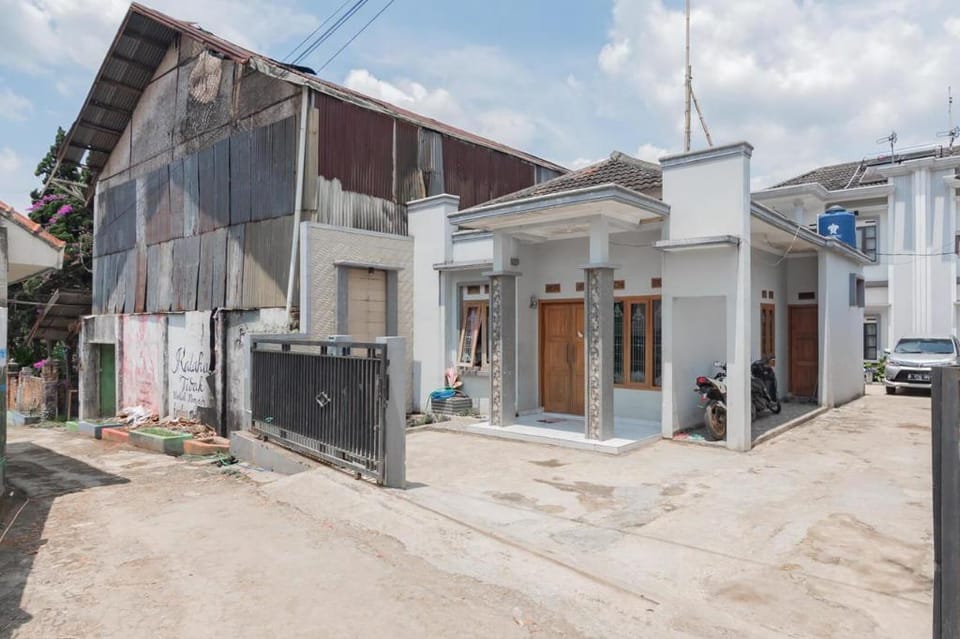 Small Homestay Syariah Sikembar Ciwidey Mitra RedDoorz Vacation rental in West Java