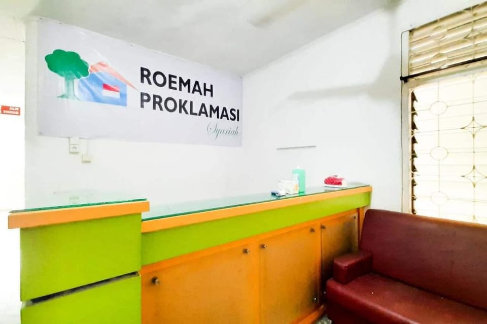 Roemah Proklamasi Syariah Mitra RedDoorz Hotel in Padang