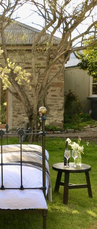 Historic Stone guest cottage experience  Vacation rental in Otago