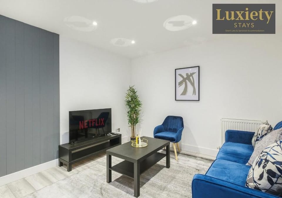 Stylish 1BR By Luxiety Stays Short Lets & Serviced Accommodation Southend on sea - Near High St & Southend Beach Apartment in Southend-on-Sea