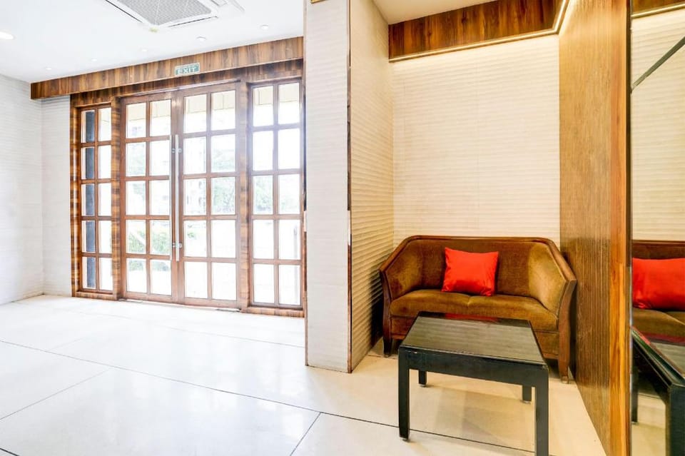 Super Townhouse Oak Vashi Hotel in Maharashtra