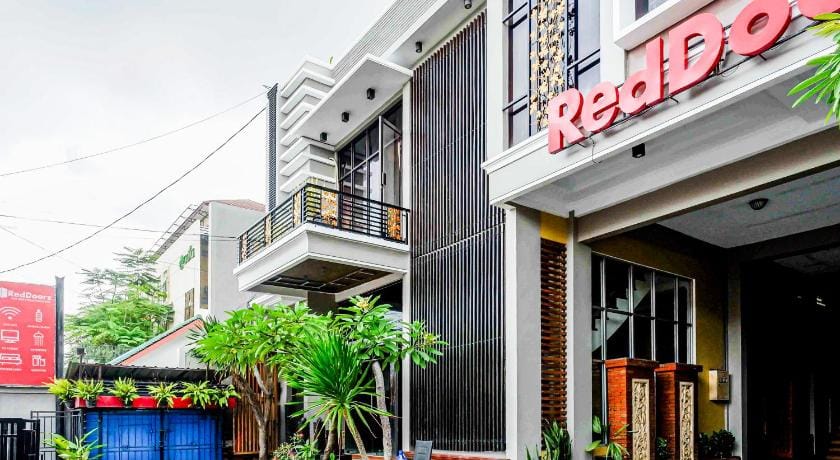 RedDoorz Plus near Amplaz Yogyakarta Hotel in Yogyakarta