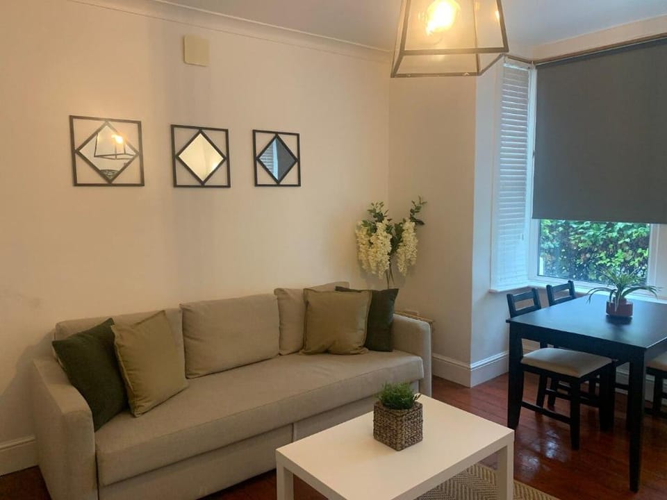 Spacious 2 BR Near Central Line – 12 Min to Center Apartment in London