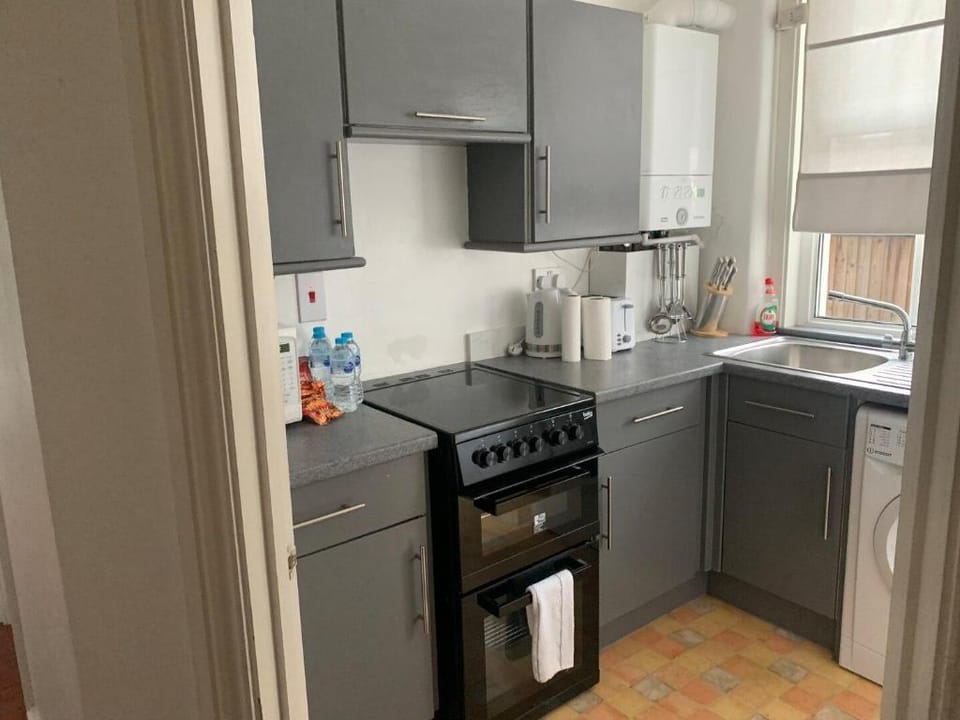 Spacious 2 BR Near Central Line – 12 Min to Center Apartment in London
