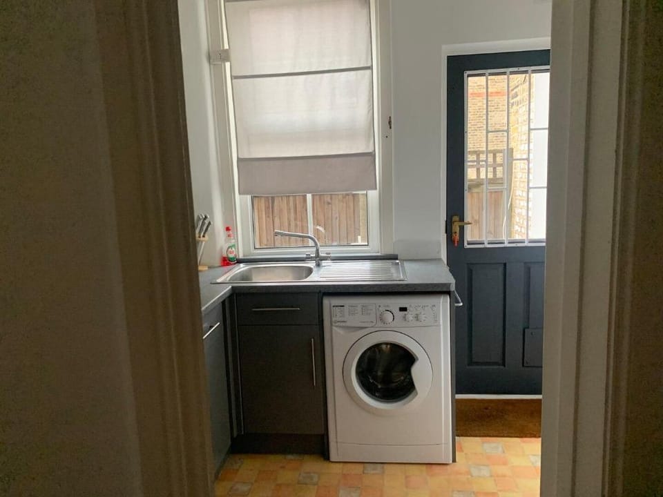 Spacious 2 BR Near Central Line – 12 Min to Center Apartment in London