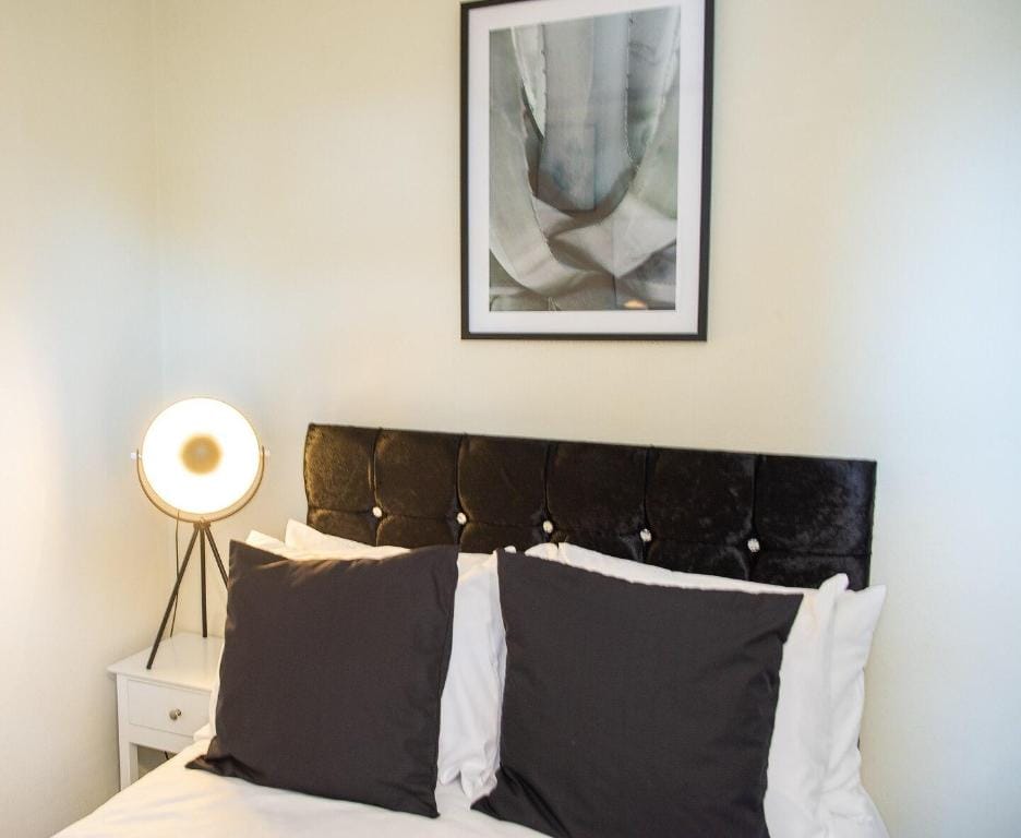 LARGE HOME 4 X DOUBLE BEDS + LOTS OF PARKING Vacation rental in Ipswich