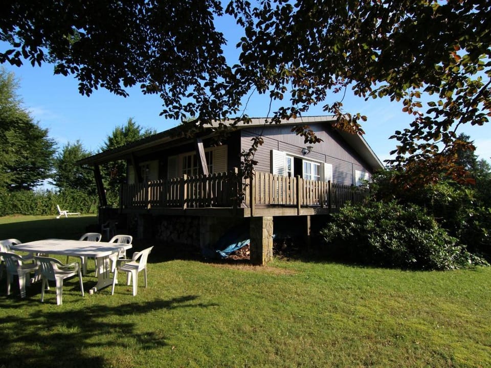 Detached chalet with views of the lake of Butgenbach in the middle of nature Vacation rental in Wallonia, Belgium