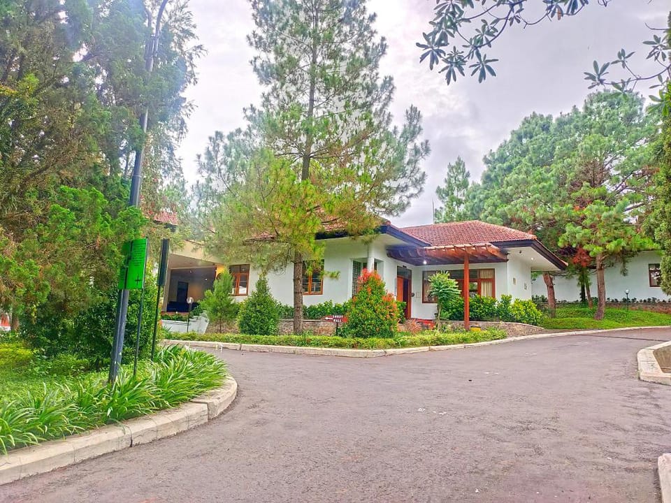 Roemah YWI by Excellence Hotel in Batu