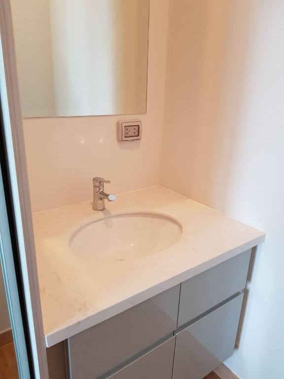 New cozy, Zen-inspired, high-ceilinged 1 bedroom Apartment in Chon Buri Changwat