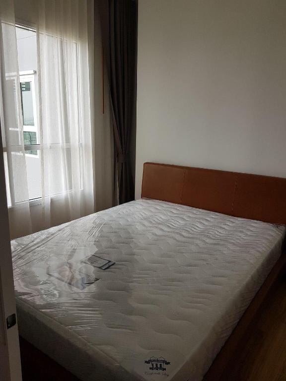 New cozy, Zen-inspired, high-ceilinged 1 bedroom Apartment in Chon Buri Changwat