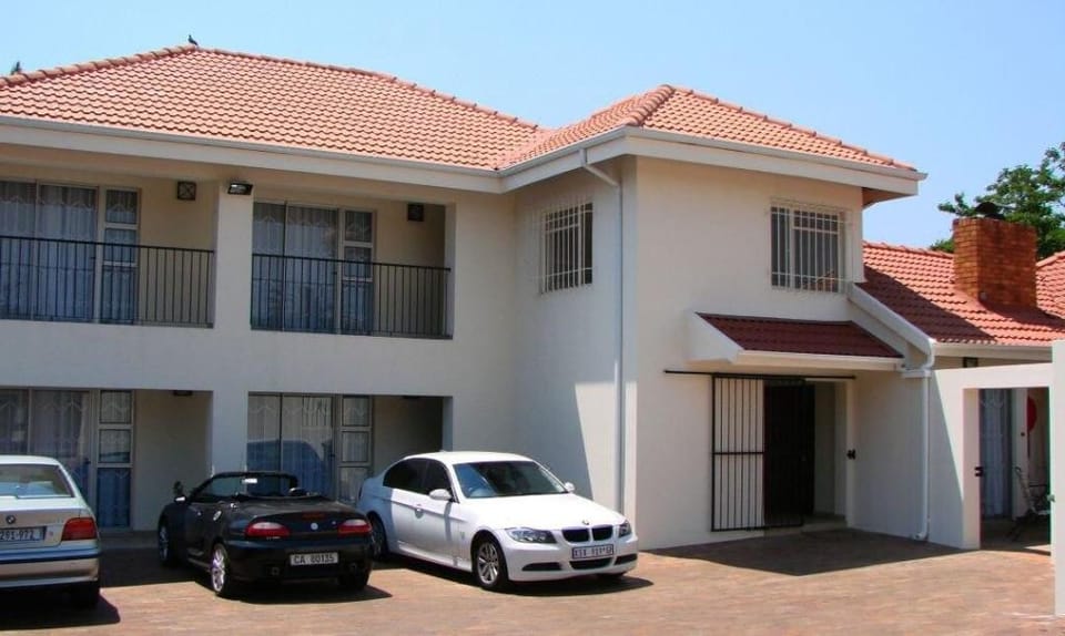 Welcoming 8-Bedrooms guesthouse with swimming pool Vacation rental in Gauteng