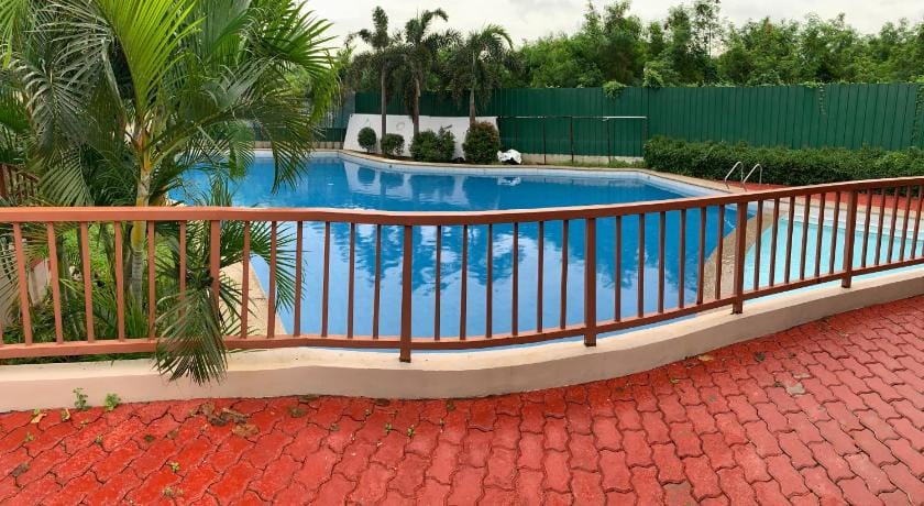 At Home Condo With Free Pool Access Vacation rental in Muntinlupa