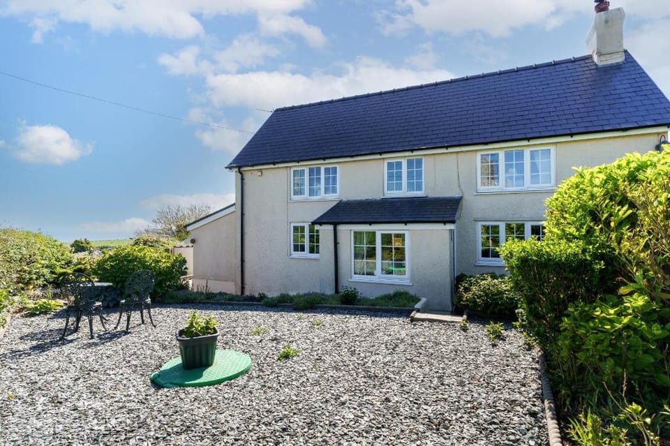 Windy Ridge - 5 Bedroom Holiday Home - Oxwich Country House in The Mumbles