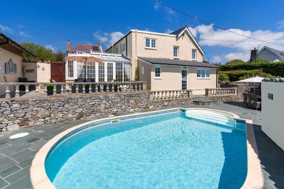 Windy Ridge - 5 Bedroom Holiday Home - Oxwich Country House in The Mumbles