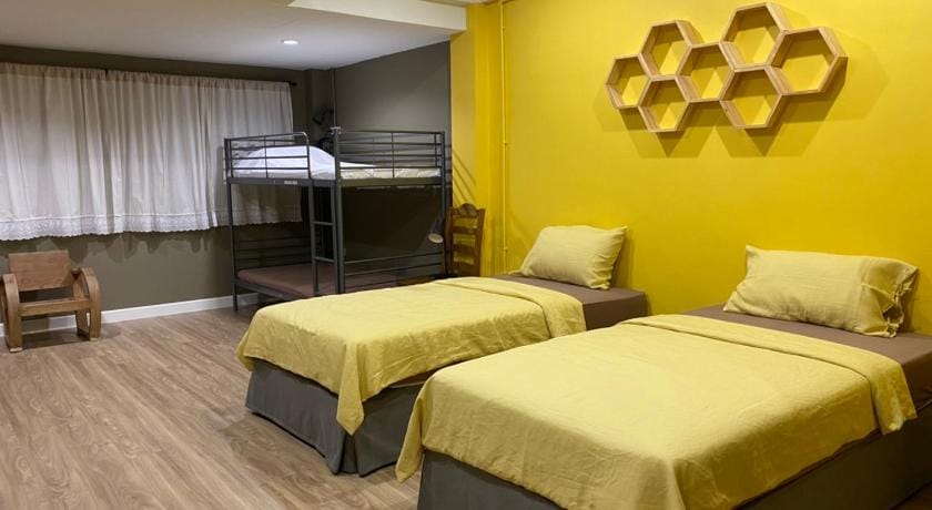 Grasshopper Bed and Cafe Apartment in Bangkok