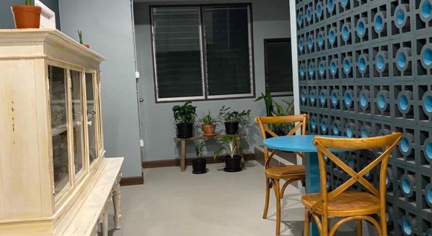 Grasshopper Bed and Cafe Apartment in Bangkok