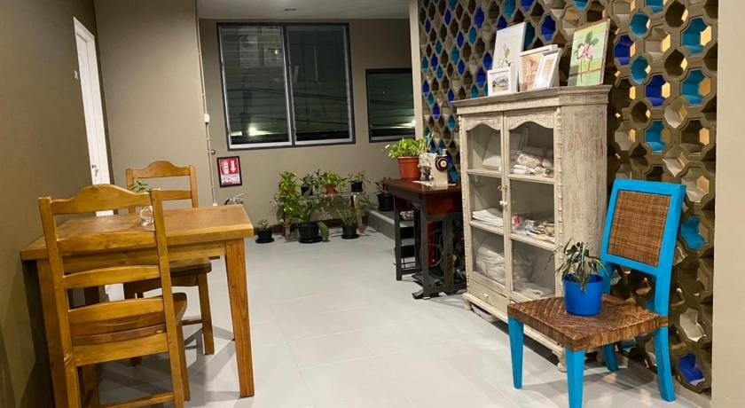 Grasshopper Bed and Cafe Apartment in Bangkok