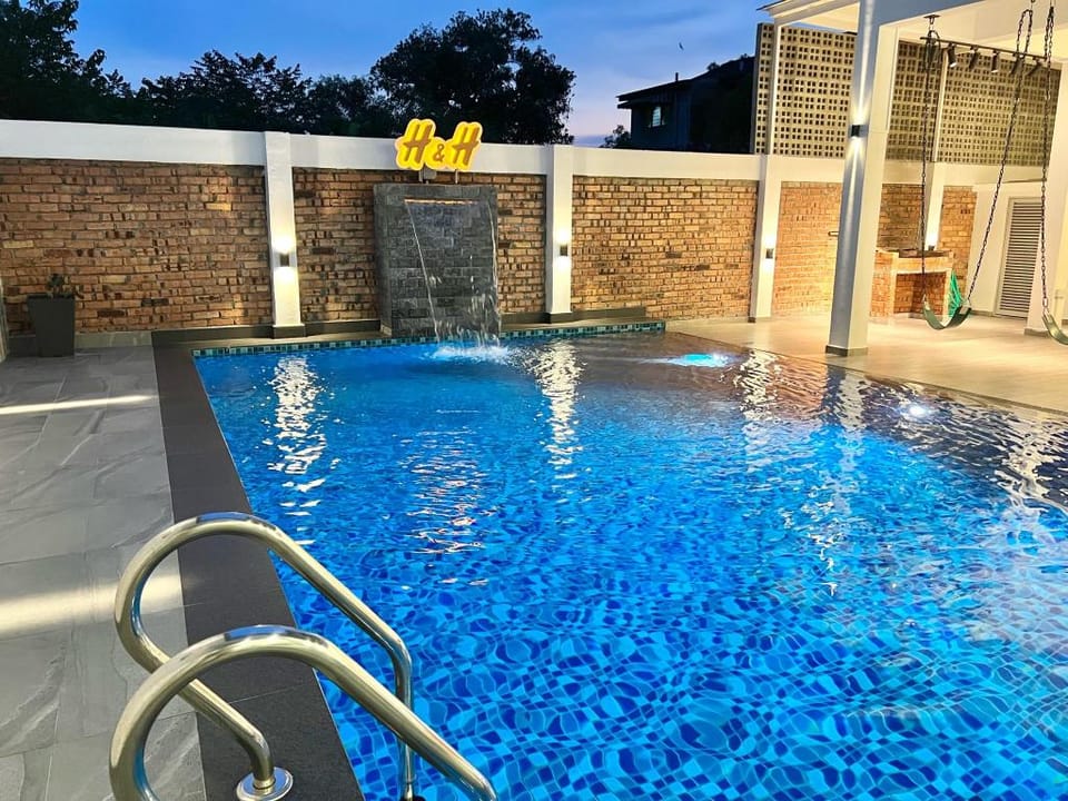 H&H 3 【Karaoke•Private Pool•BBQ•Steamboat•19 Pax】 Villa in Malacca