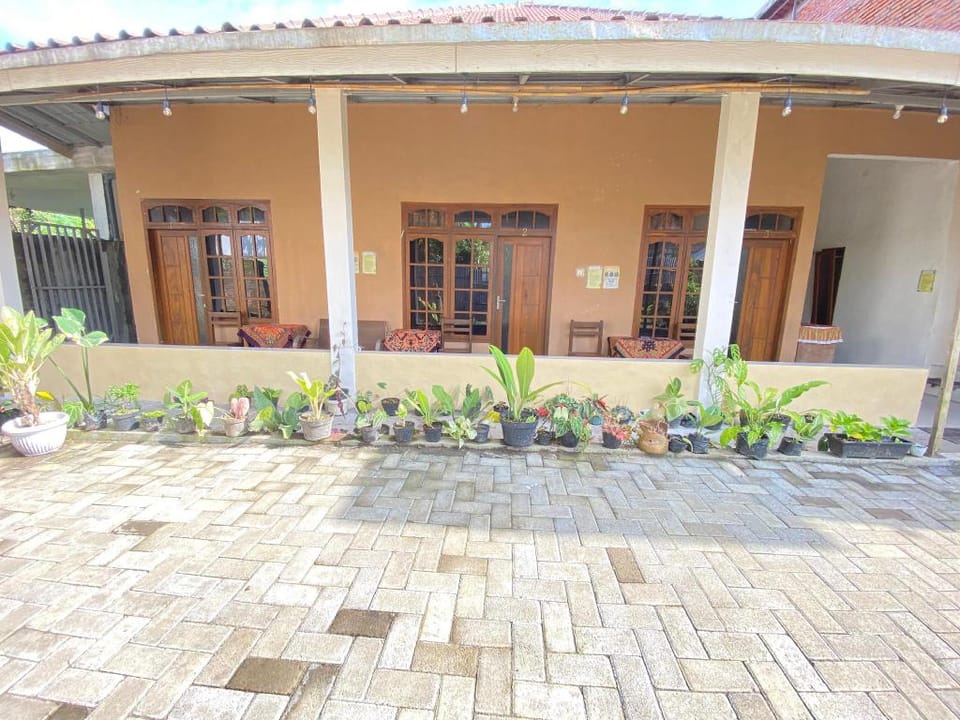 Sugih Waras Family Homestay Hotel in Batu