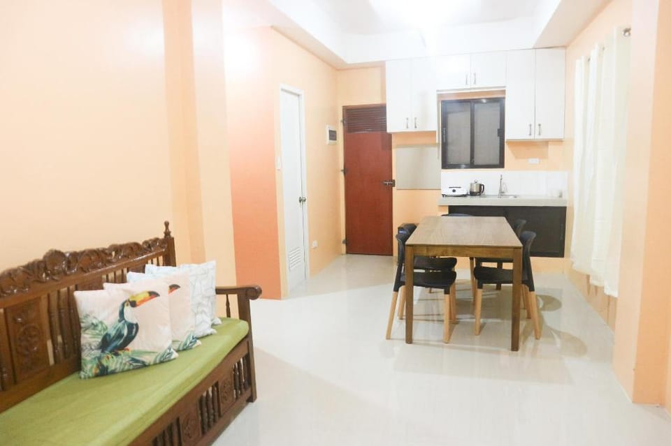 Iloilo Transient Rooms |BUDGET rooms for 9pax (U7) Apartment in Iloilo City