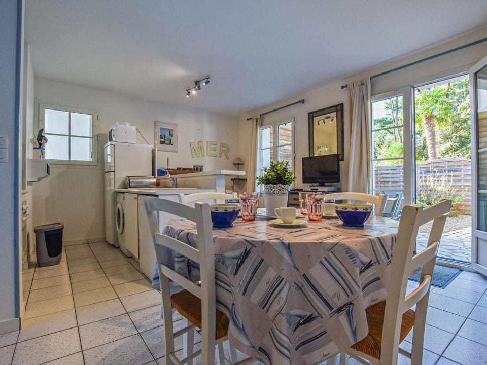 Old vacation home in Labaroche with jacuzzi Vacation rental in Sainte-Marie-de-Ré