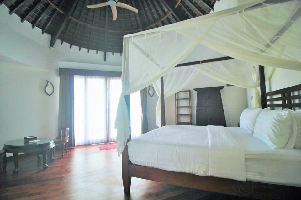 Berawa Water Bungalows, 6 bedrooms + 1. Big Groups Villa in North Kuta