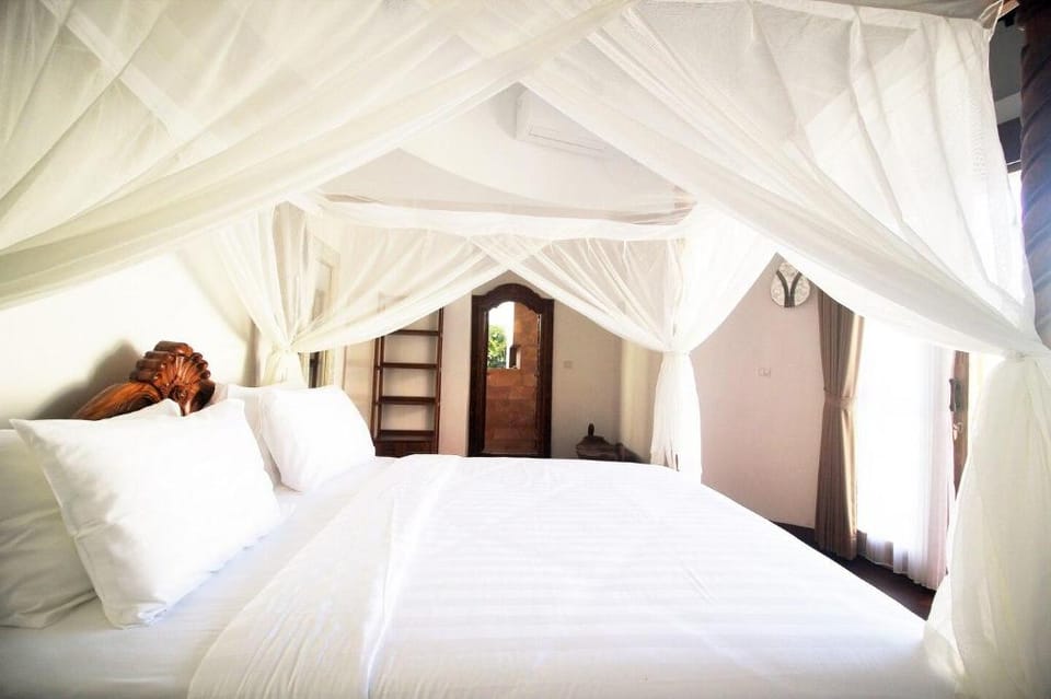 Berawa Water Bungalows, 6 bedrooms + 1. Big Groups Villa in North Kuta