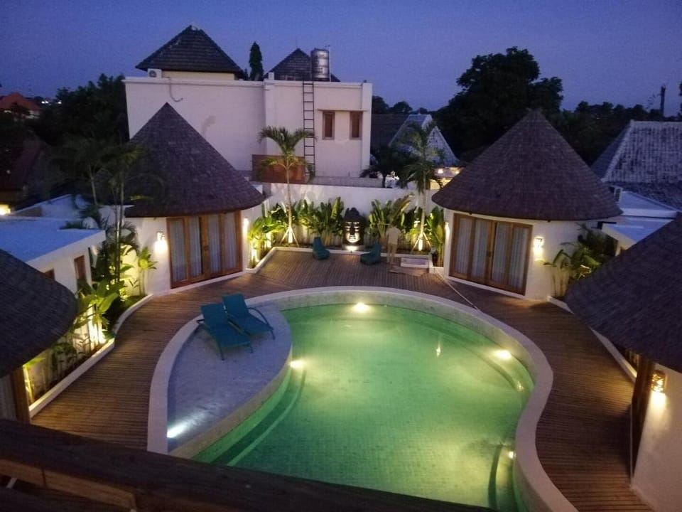 Berawa Water Bungalows, 6 bedrooms + 1. Big Groups Villa in North Kuta