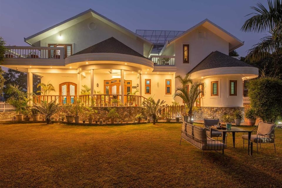 StayVista at The Willowfield with BBQ & Bonfire Villa in Dehradun