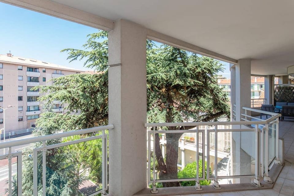 MARTINEZ HOTEL AREA: Modern 3 bedrooms w/ terrace Apartment in Cannes