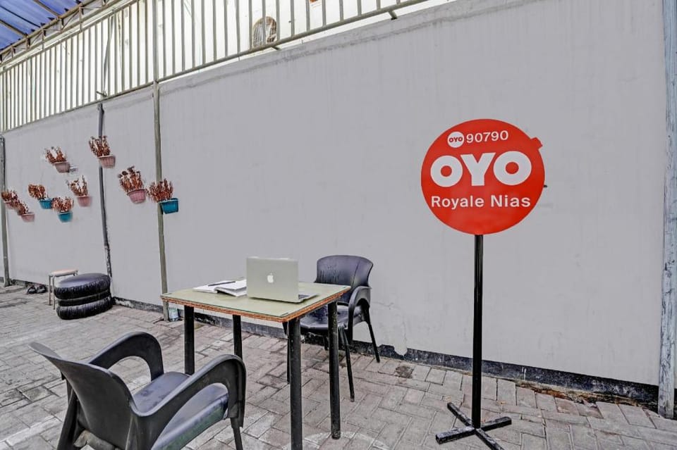 OYO 90790 Royale Nias Hotel in Surabaya