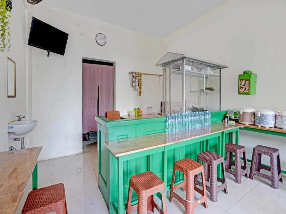 OYO 90794 Kostel Bunda Waru Syariah Hotel in Surabaya